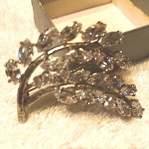 JBK rhinestones 2 leaf  brooch